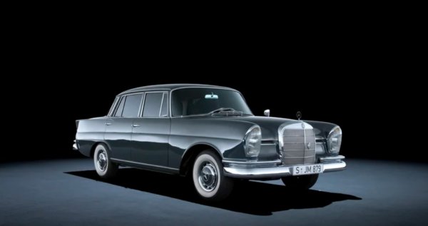 Моделите W110/W111/W112, наречени Fintail, може би са най-красивите автомобили на Mercedes-Benz, правени някога. Класическият и елегантен дизайн все още е магнит за посетителите на изложенията. Но моделите са значими и в други области. Най-вече, те поставят нови стандарти за безопасност, като са първите превозни средства със зони на смачкване, като същевременно предлагат високотехнологични функции като серво управление, електрически прозорци, климатик и автоматична скоростна кутия.

Моделите W112 Fintail, насочени към най-богатите клиенти, също имат пневматично самонивелиращо се окачване на задния мост, което допълнително подобрява комфорта &ndash; впечатляващо постижение на инженерството за времето. Междувременно пътниците се чувстват по-удобно благодарение на увеличеното пространство в сравнение с предшественика. Багажникът пък е с 50% по-голям. 
